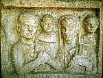 058. bas-relief representant un couple marie et leurs enfants (fin de la republique).jpg